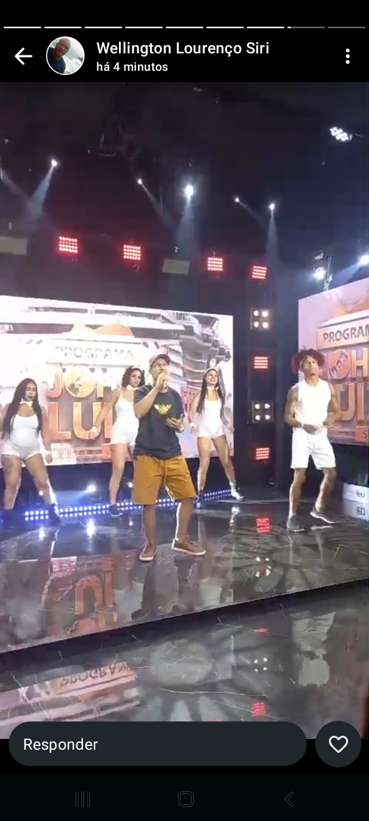 MC Johnny Mini Thy durante apresentação